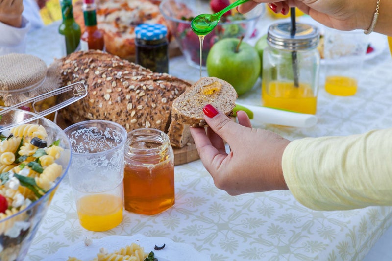 TopTableCloth غطاء طاولة أصفر ذهبي منقوش من الفينيل المرن مفرش طاولة عيد الميلاد مستطيل لطاولة قابلة للطي 6 أقدام 30 × 72 بوصة مقاومة للماء مفارش طاولة مستطيلة للتخييم والنزهات والحفلات الخارجية - Image 3